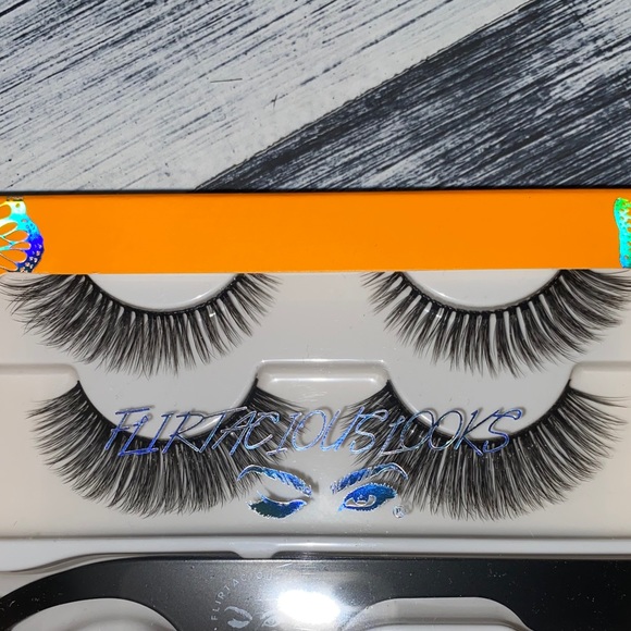 Flirtacious Looks Cosmetics Monarch Lash Pack - Picture 3 of 4